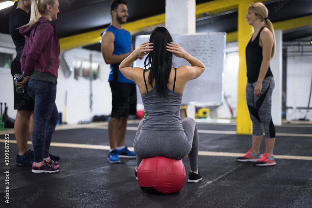 Obraz premium athletes getting instructions from trainer