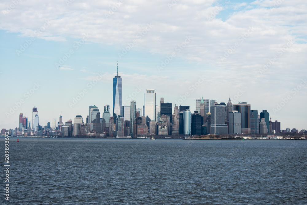 Fototapeta premium New York City Skyline over the waterfront