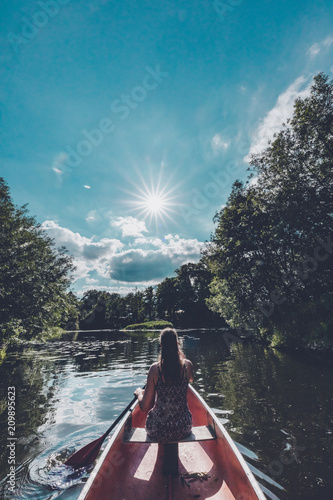 Mädchen mit Locken Boot fahren im Wald Abenteuer Urlaub im Sommer Premium
