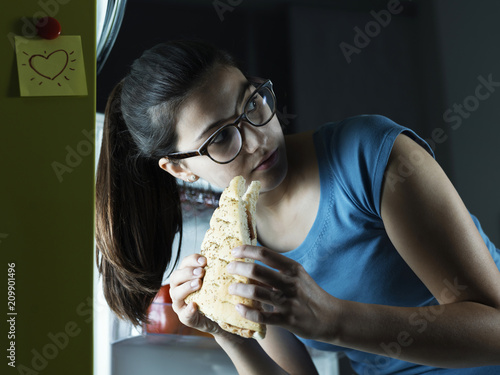 Tableau sur toile Woman having a late night snack