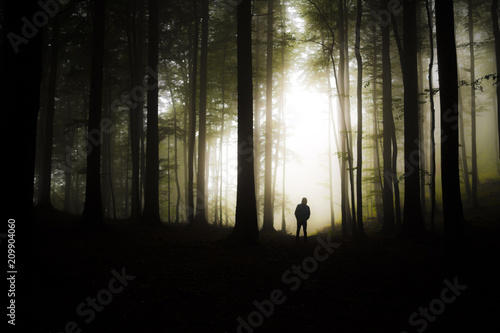 Mann im dunklen Wald