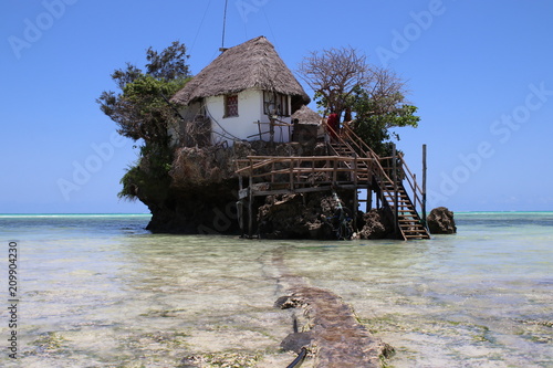 岩の上のレストラン、リゾート