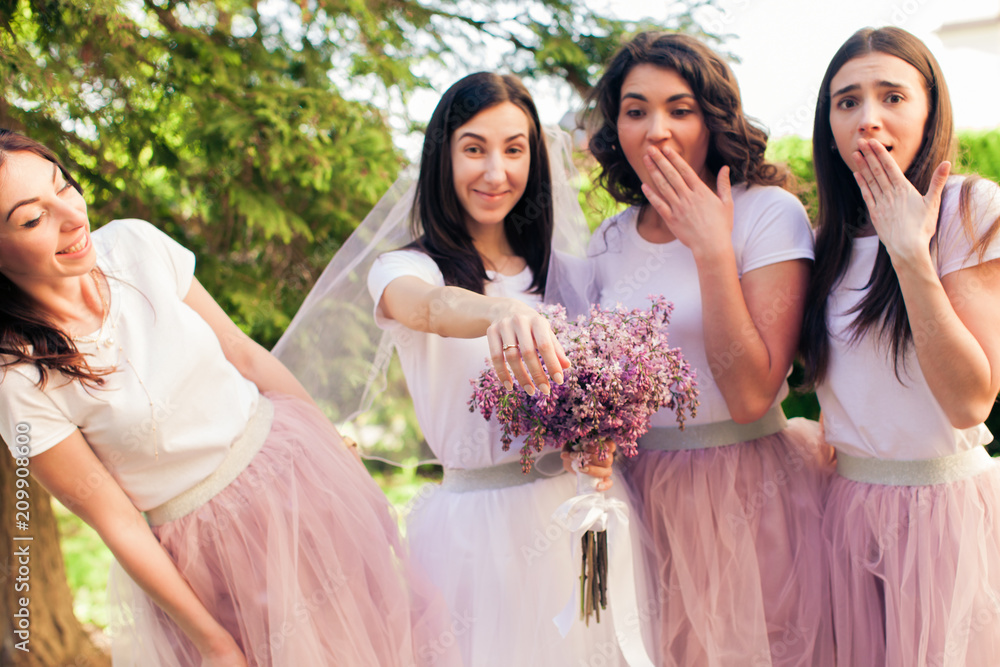 Naklejka premium Bride-to-be shows the ring