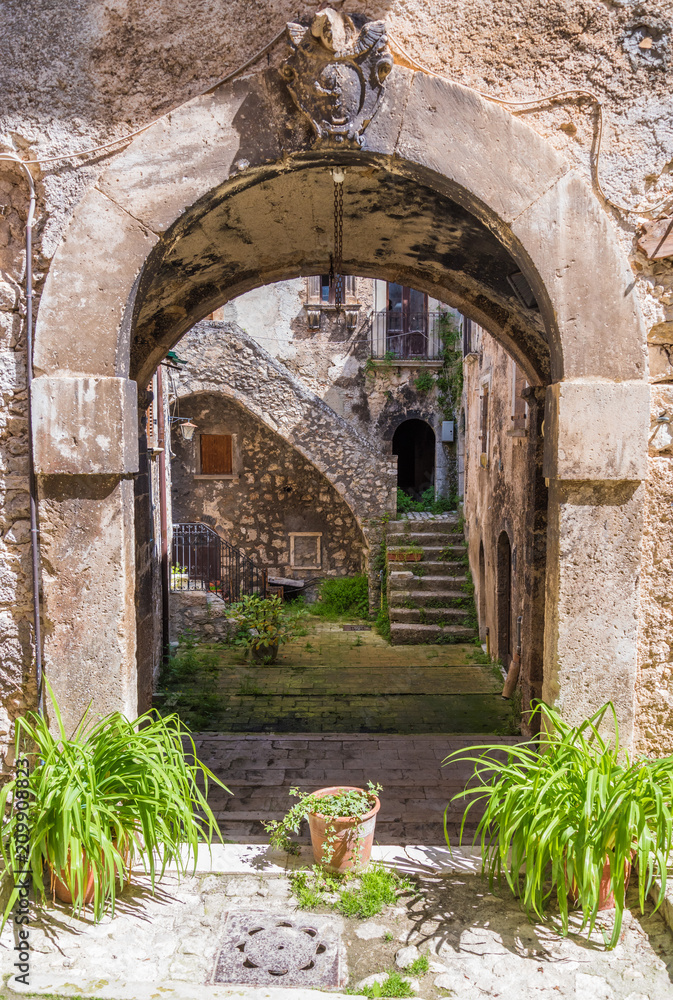 Fototapeta Santo Stefano di Sessanio (Włochy) - Mała i urocza średniowieczna wioska z kamienia, w Parku Narodowym Gran Sasso, w regionie Abruzzo, na wysokości 1250 metrów, prawie zniszczona przez trzęsienie ziemi