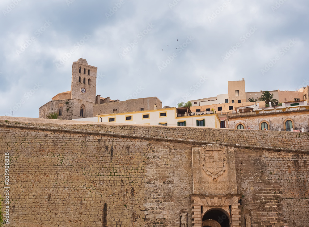 Iglesia de San Rafael, casas antiguas y muralla, en la zona de Dalt Vila , Ibiza, España