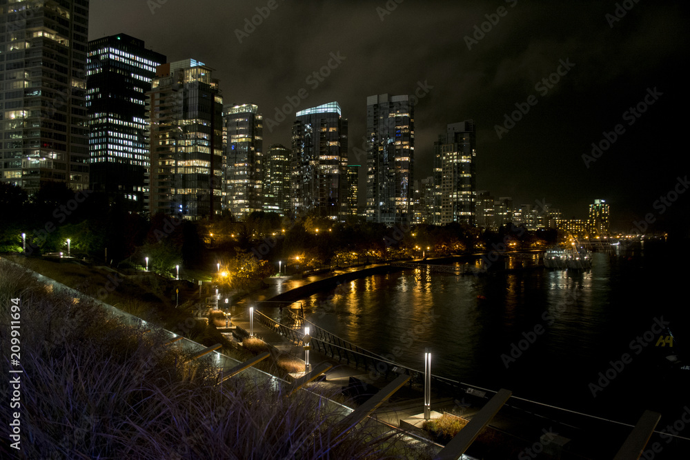 Fototapeta premium Vancouver waterfront by night