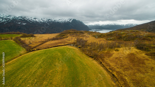 Nord-Norwegen schöne Landschaft mit Bergen © anods.media
