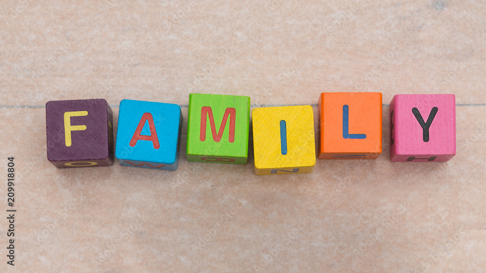 Buchstaben zusammengelegt Family, Würfel, Wort Buchstaben zusammengelegt Family, Würfel, Wort