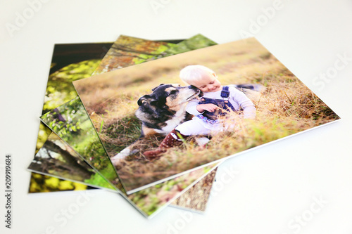 Φωτογραφία Stack of Styrene Mounted Family Portrait Prints on White Background