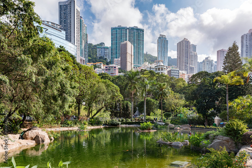 Blick auf den Hongkong Park mit der Skyline der Stadt im Hintergrund