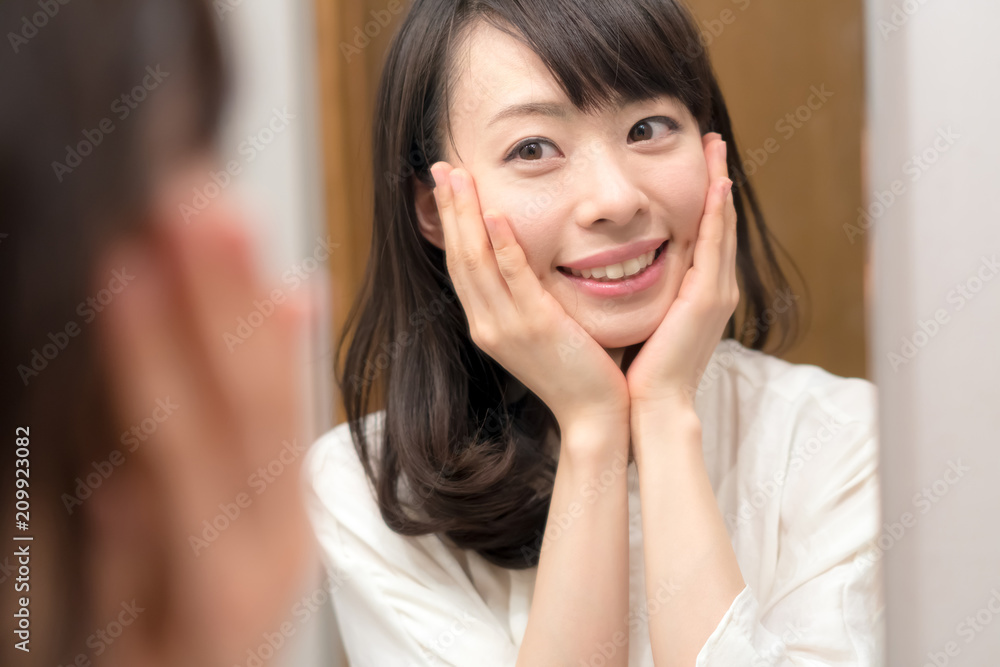 スキンケア・鏡・若い女性
