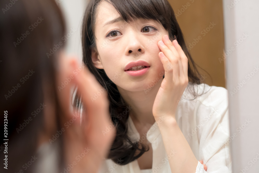 スキンケア・鏡・若い女性 スキンケア・鏡・若い女性