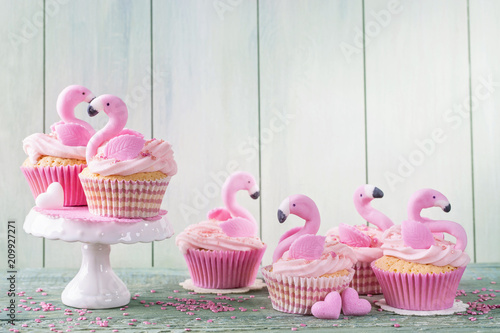 Flamingo cup cakes photo