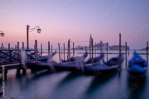 Gondeln im Wasser vor dem Markusplatz Sonnenaufgang photo