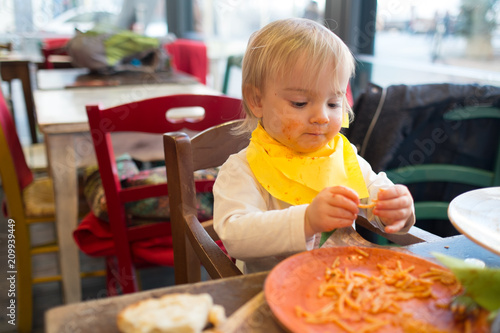 Beb   ni  a comiendo espaguetti con las manos