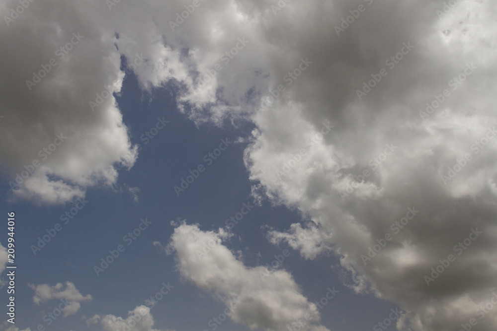 Fototapeta premium blue skies and white clouds