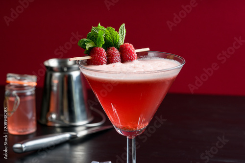 Obraz na płótnie raspberry cosmopolitan martini vodka cocktail drink bar mint garnish ice bartender w salonie