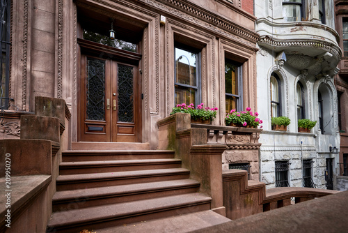 Konstfotografi a row of brownstone buildings and stoops in an iconic neighborhood of Manhattan,