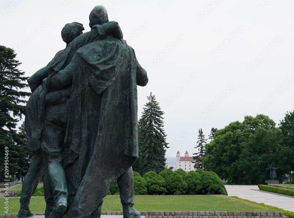 Obraz premium Russian soldiers watching Bratislava castle