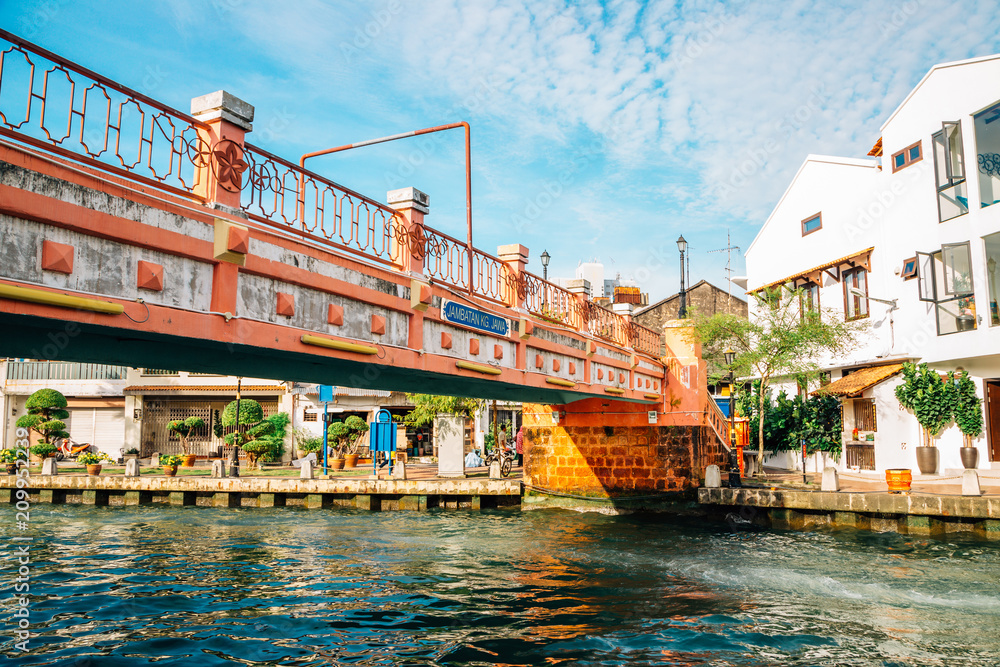 Obraz premium Malacca river town, Pink bridge and canal in Malaysia