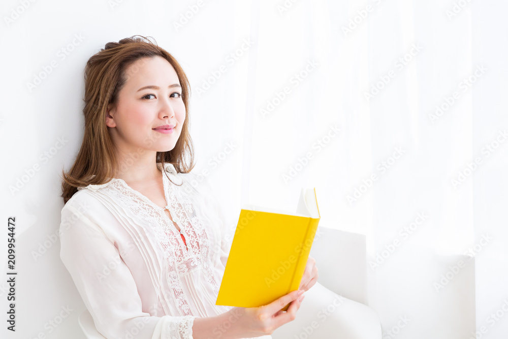 本を読む女性