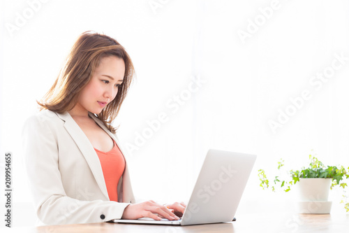 ラップトップコンピュータを見る女性 ビジネス
