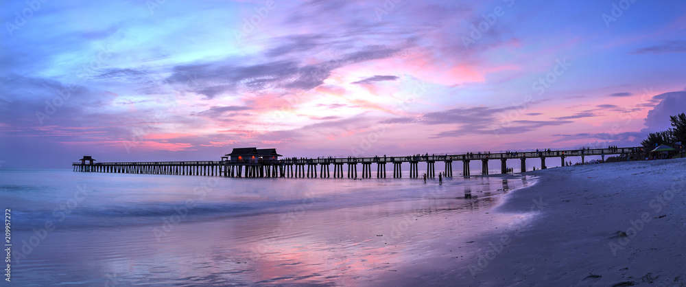 Fototapeta premium Różowy i fioletowy zachód słońca nad Molo w Neapolu
