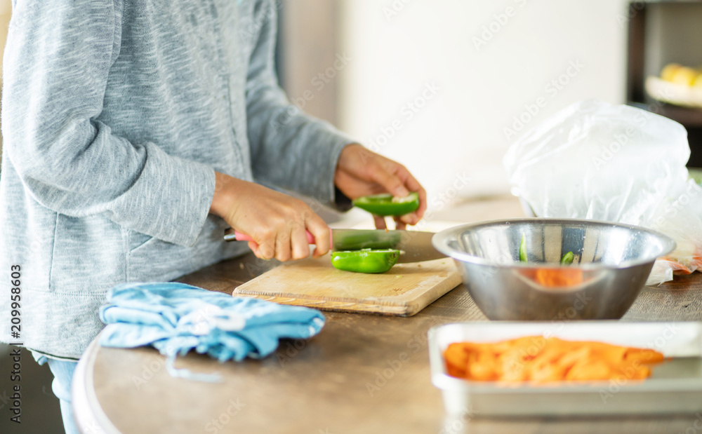 野菜を切る子供