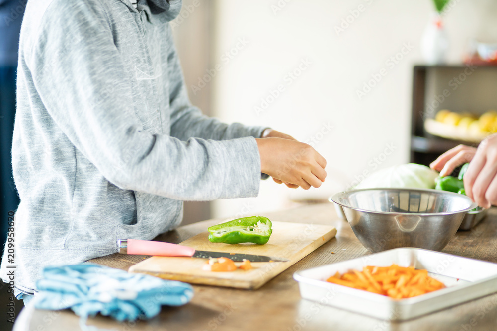 野菜を切る子供
