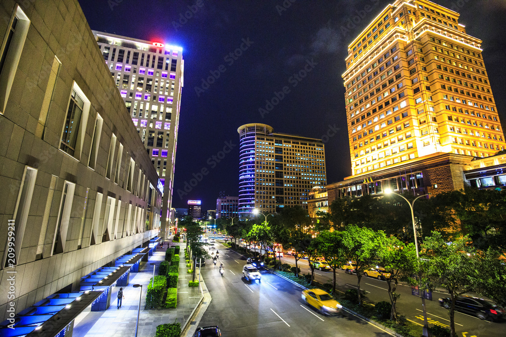 Obraz premium 台北市の夜の繁華街