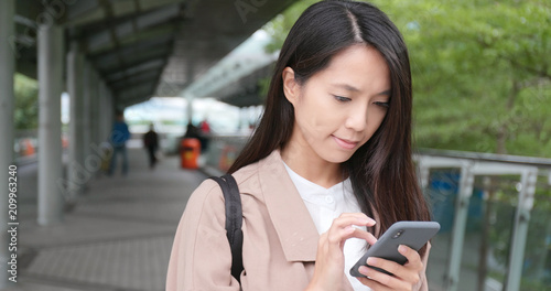 Canvas Print Young Woman use of mobile phone in city
