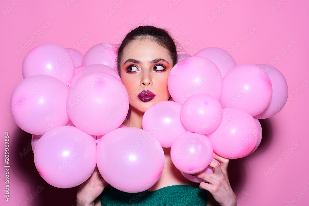 Obraz premium Fashion woman with many pink air balloons. fashion balloon party with pretty woman.