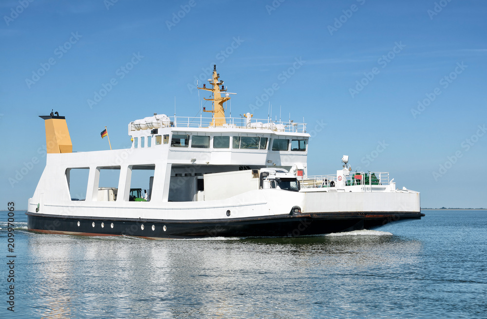 Obraz premium Fährschiff zwischen der Halbinsel Nordstrand und der Insel Pellworm,Nordsee,Nordfriesland,Schleswig-Holstein,Deutschland