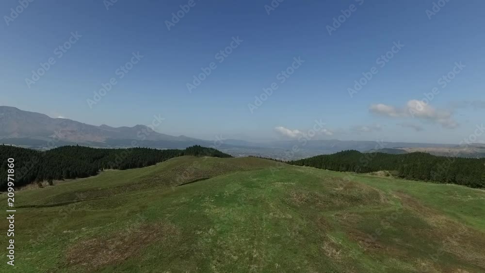 草原から見下ろす阿蘇の街並み 草原から見下ろす阿蘇の街並み