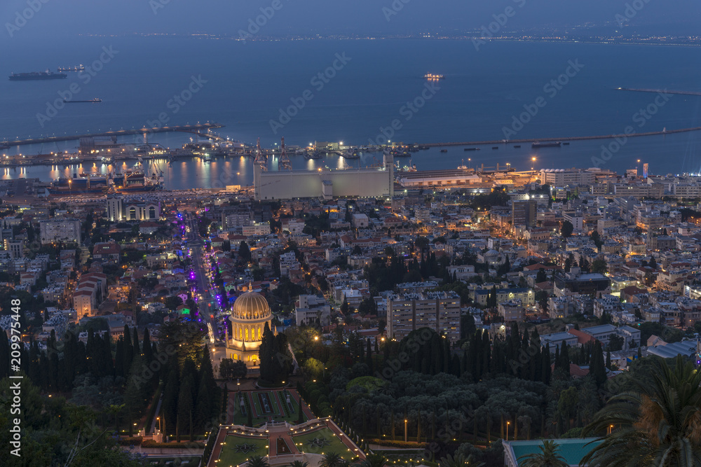 Naklejka premium Bahai shrine in Haifa city at night
