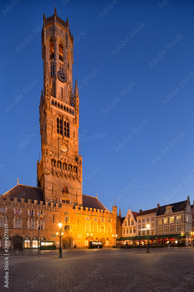 Fototapeta premium Belfort van Brugge - famouse 12th-century belfry Belfort of Bruges and Grote Markt square, Belgium.