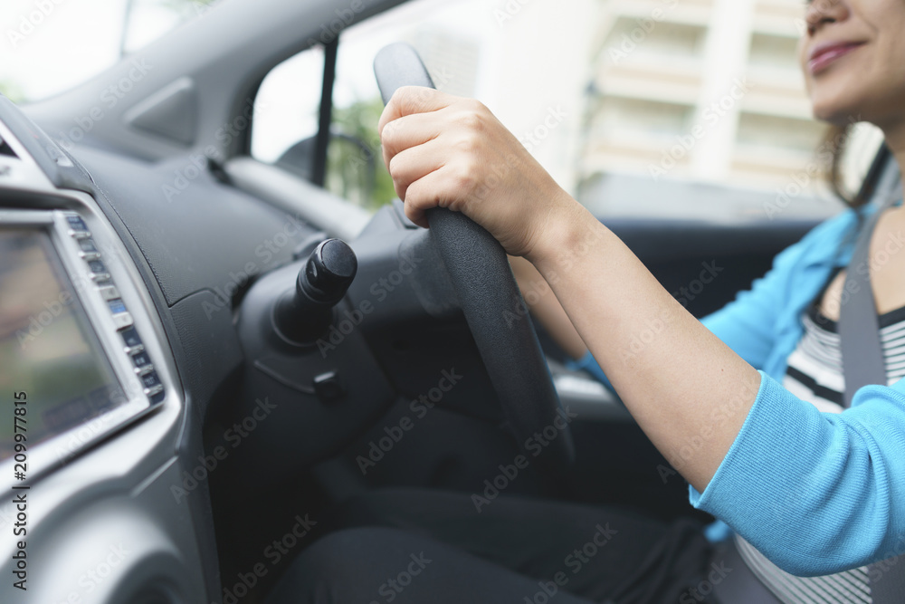 車を運転する女性