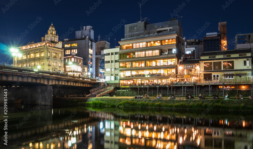 京都　鴨川と四条大橋