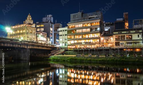 京都　鴨川と四条大橋 © oben901