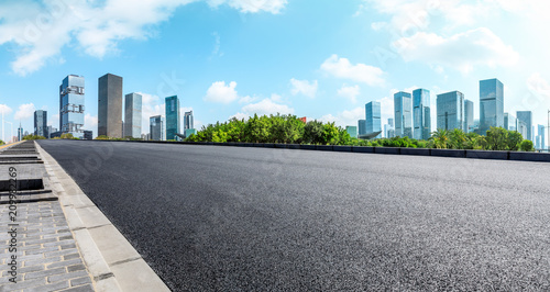 Fotografía Empty asphalt road and modern city commercial buildings panorama in shenzhen,Chi