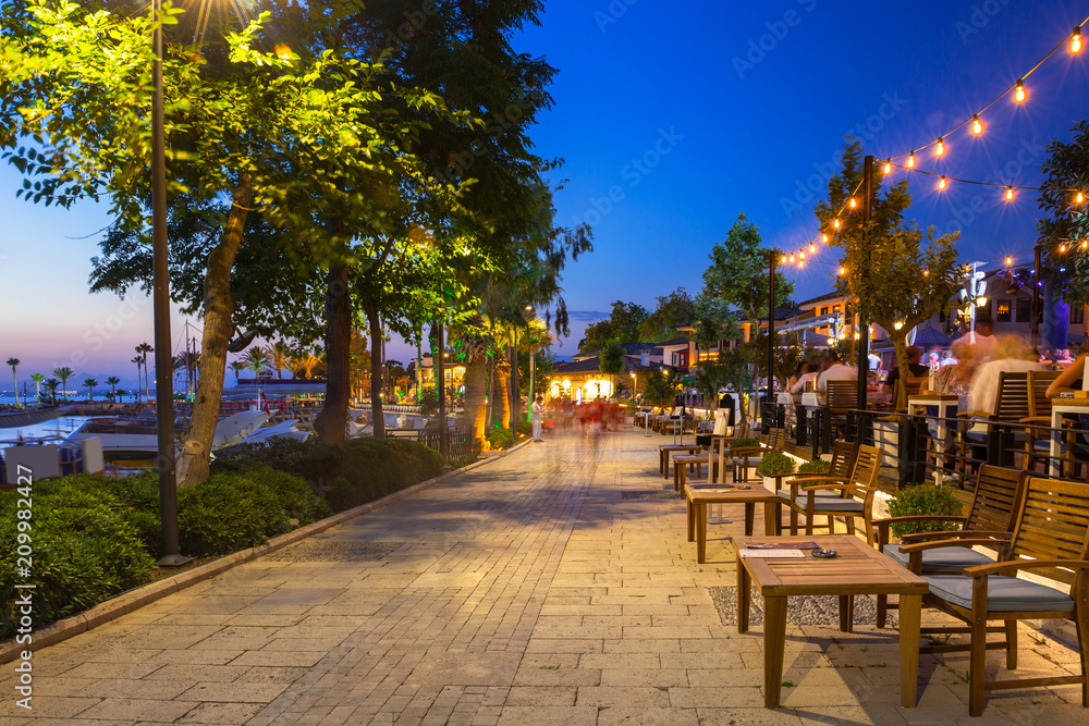 Obraz premium Promenada w porcie w Side w nocy, Turcja