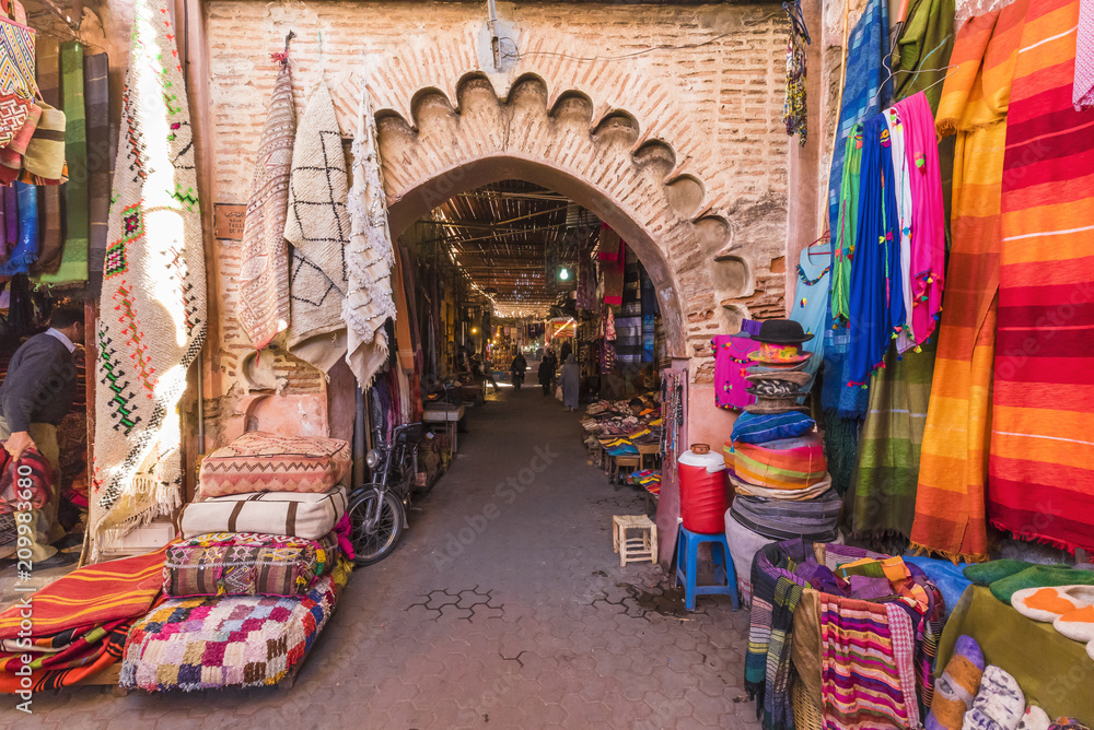 Obraz premium Pamiątki na Jamaa el Fna wprowadzać na rynek w starym Medina, Marrakesh, Maroko