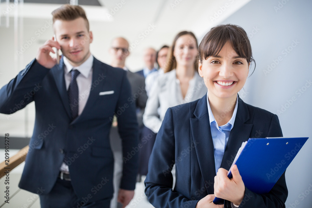 Junge Business Frau als glücklicher Berufsanfänger Junge Business Frau als glücklicher Berufsanfänger