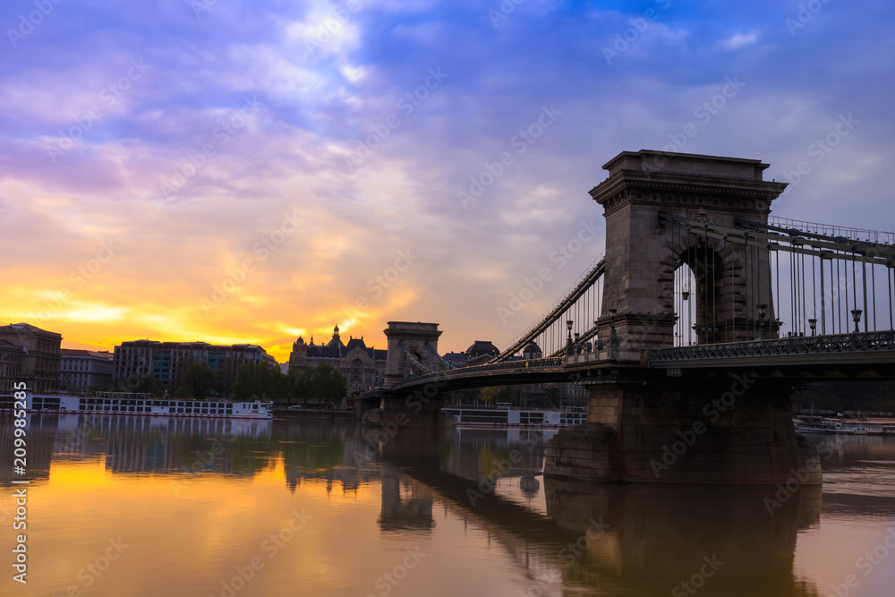 Fototapeta premium View of Budapest Chain Bridge in the morning with sunrise, Budapest, Hungary