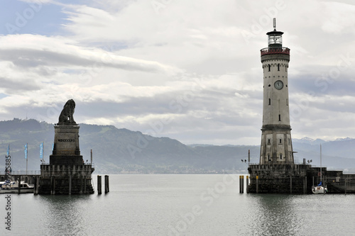 Hafen von Lindau mit Leuchtturm, Lindau Insel, Bayern, Deutschland, Europa