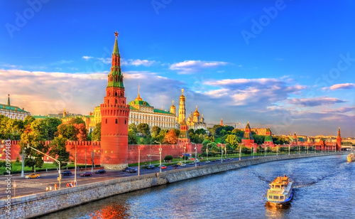 Stampa su tela View of Moscow Kremlin and the Moskva River, Russia