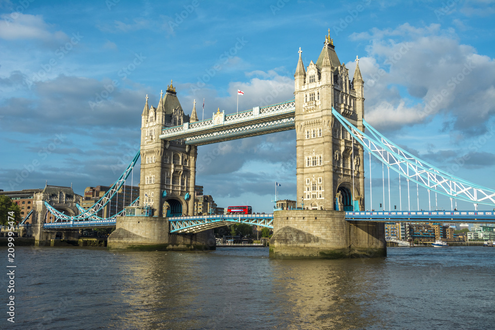 Fototapeta premium tower bridge beim sonnenuntergang