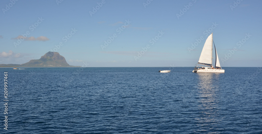 Catamaran navigant devant le Morne Brabant, île Maurice, Océan Indien