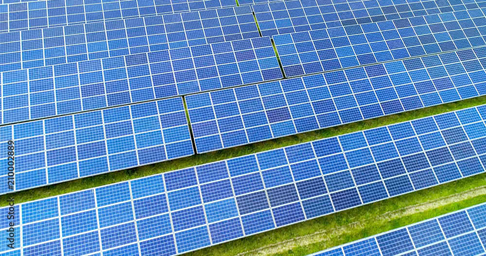 champs de panneaux solaire dans une ferme solaire, france champs de panneaux solaire dans une ferme solaire, france