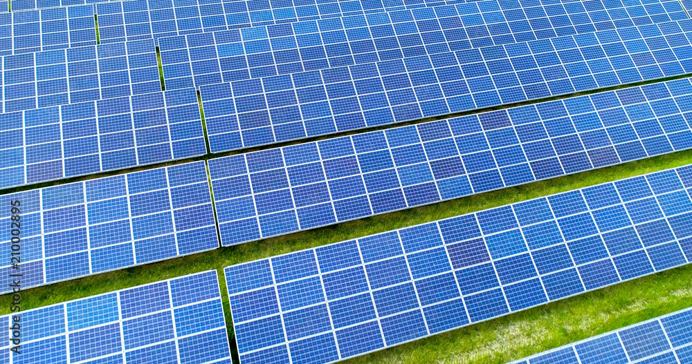 champs de panneaux solaire dans une ferme solaire, france champs de panneaux solaire dans une ferme solaire, france